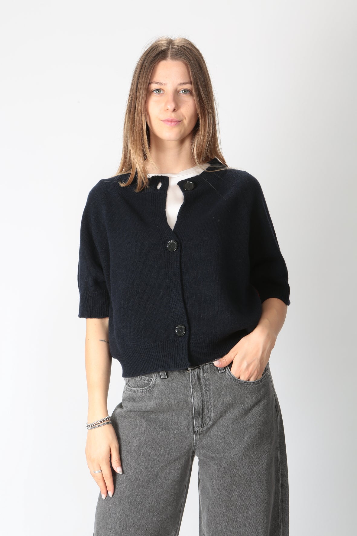 https://admin.shopify.com/store/gulieshop/products/9591071670621#:~:text=https%3A//www.gulieshop.it/products/l%2Dconti%2Dcardigan%2Din%2Dcachemire%2Driciclato%2Df4wc20%2D2