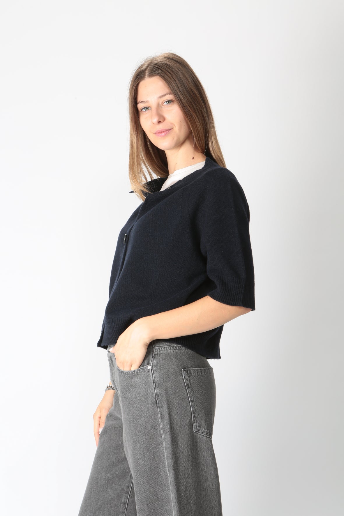 https://admin.shopify.com/store/gulieshop/products/9591071670621#:~:text=https%3A//www.gulieshop.it/products/l%2Dconti%2Dcardigan%2Din%2Dcachemire%2Driciclato%2Df4wc20%2D2