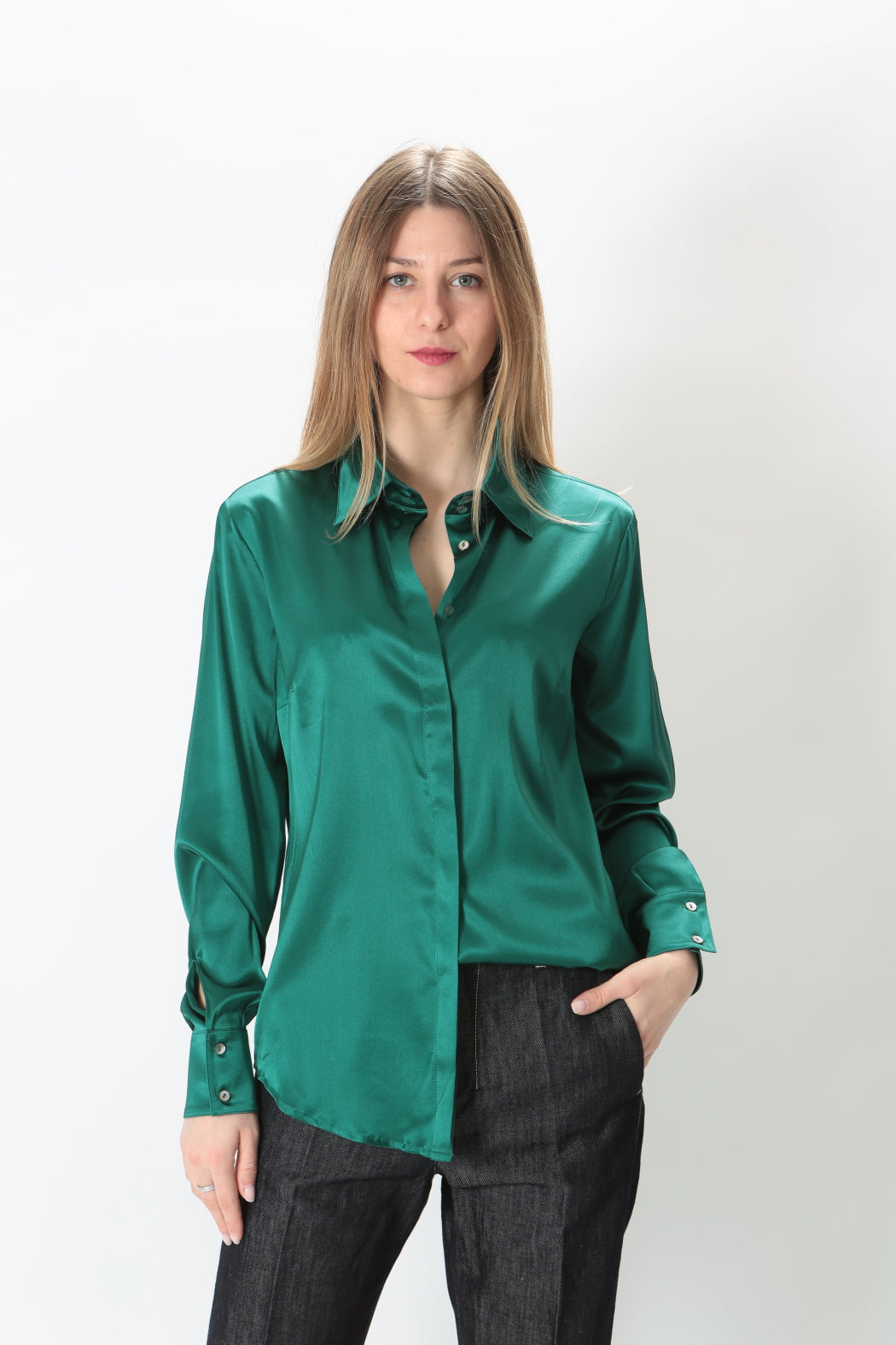 https://admin.shopify.com/store/gulieshop/products/8956378972509#:~:text=Invia-,Camicetta%20snob%20Camicia%20in%20seta%2031204%20647,-Contenuto%20multimediale%201